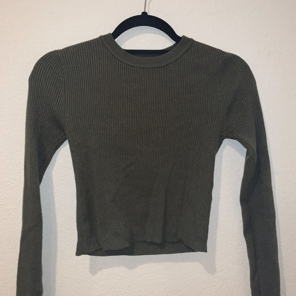tight long sleeved green sweatshirt crop top